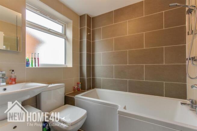 FAMILY BATHROOM: