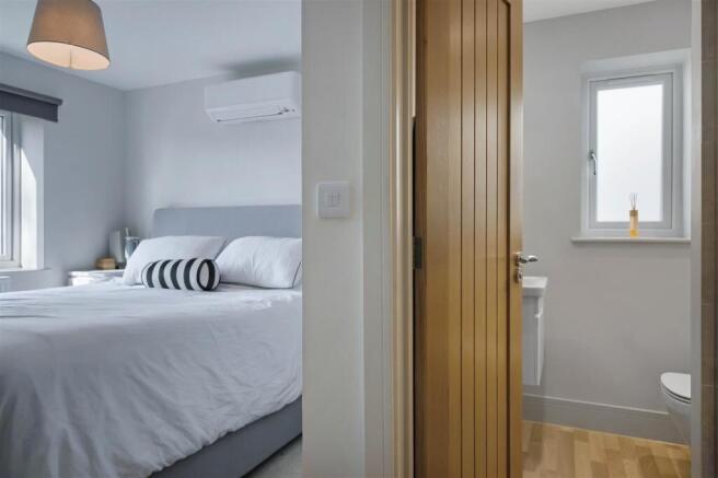 En-suite Bed 1.jpg