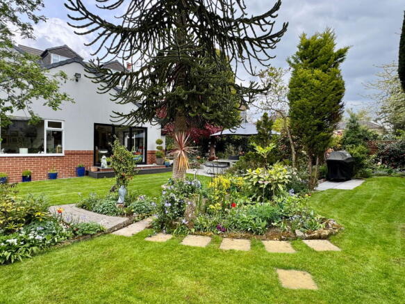 5 bed Detached for sale Image 4