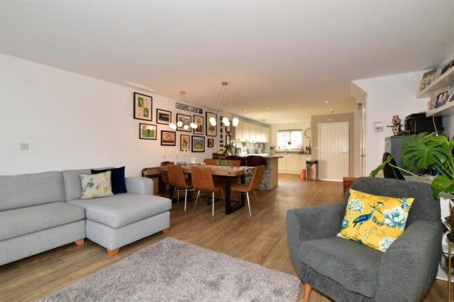 Lounge/Dining Area