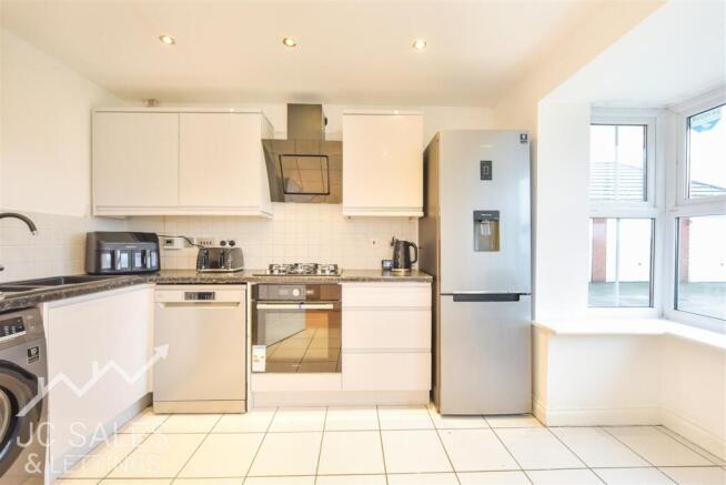 4 bed Semi-Detached for sale Image 6