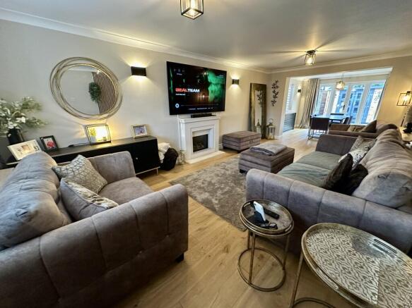 4 bed House to rent Image 2