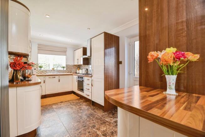 4 bed Detached for sale Image 4
