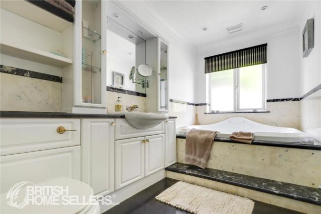 5 bed Bungalow for sale Image 11
