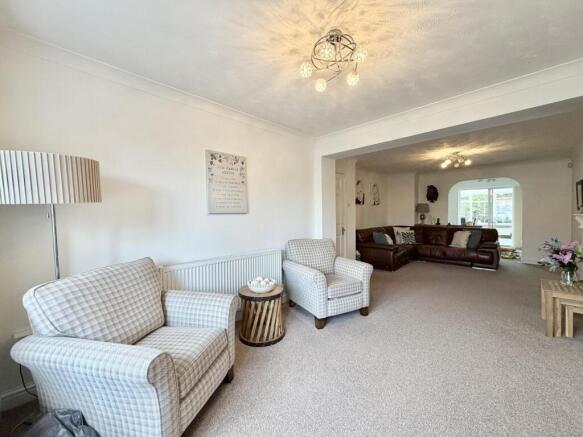 5 bed Detached for sale Image 7