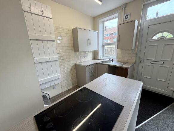 2 bed Terraced to rent Image 6