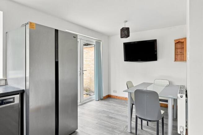 3 bed Semi-Detached to rent Image 5