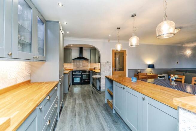 4 bed Detached for sale Image 6