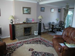 LOUNGE/DINING ROOM
