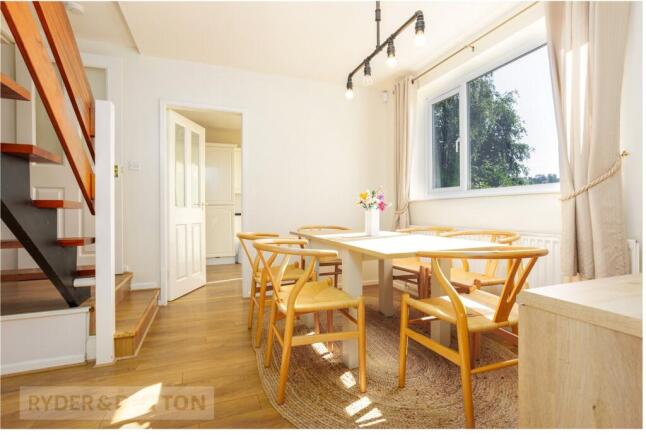 5 bed Detached for sale Image 11