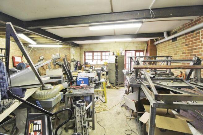 Huge Garage/Wo...