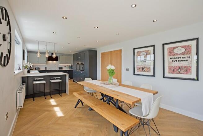 5 bed Detached for sale Image 11