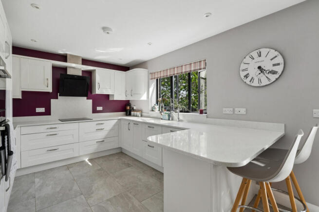 Gaveston Drive, Berkhamsted, Hertfordshire photo 4