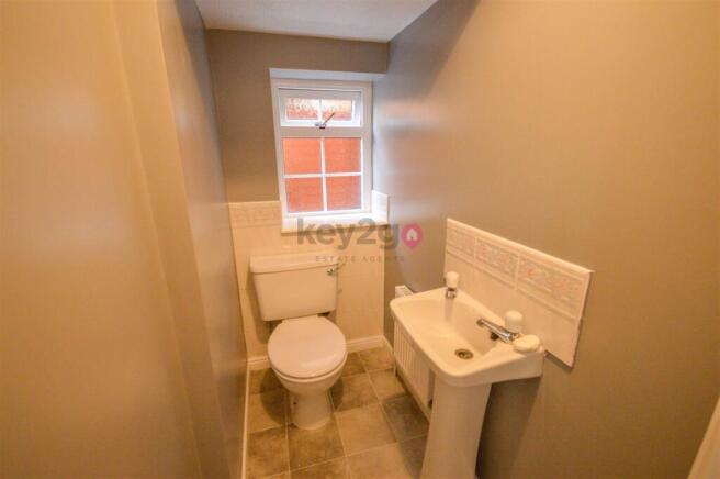 4 bed Detached to rent Image 8