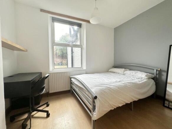 6 bed House to rent Image 12