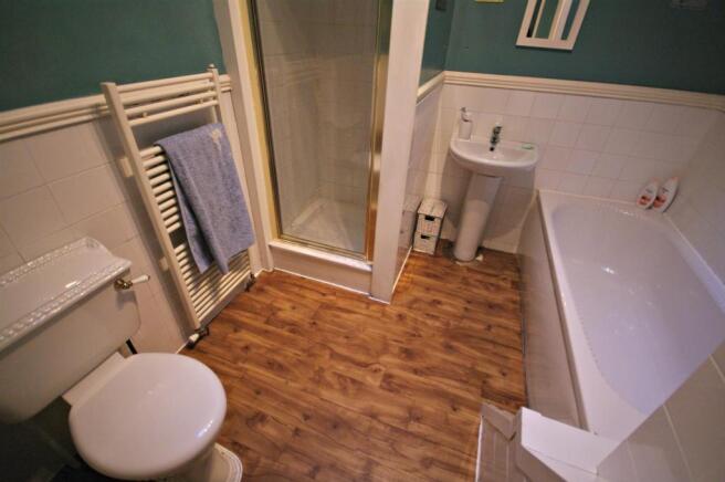 bathroom 1 hapton.jp