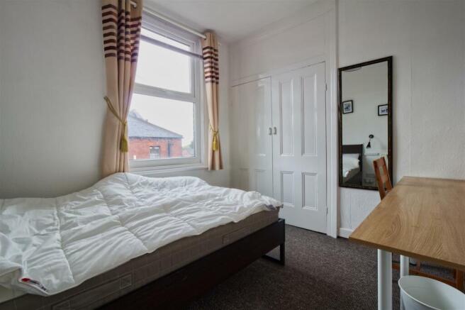 4 bed House to rent Image 4