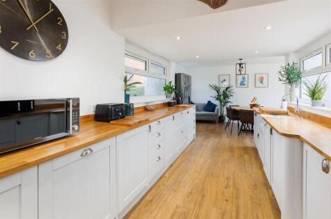 IMMACULATE BUNGALOW - Nodes Road, Cowes