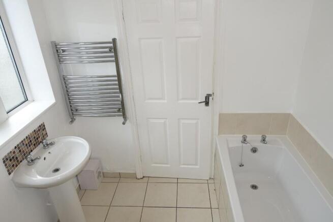 4 bed House to rent Image 8