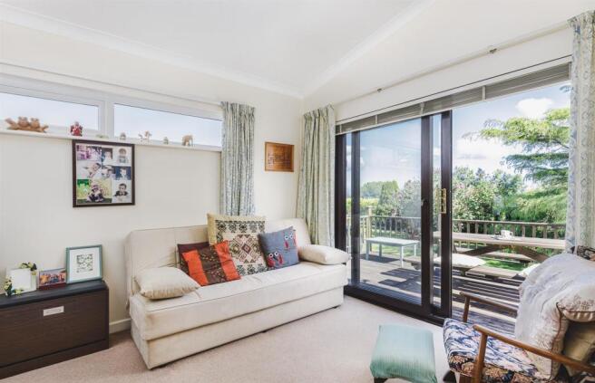 SEMI OPEN-PLAN SNUG AREA