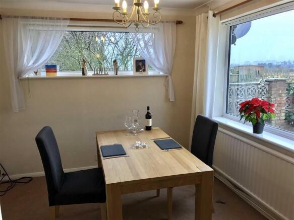 L-shaped lounge /dining room