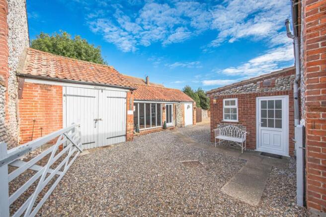 Impressive Flint Cottage in the Superb Coastal Village of Weybourne photo 4
