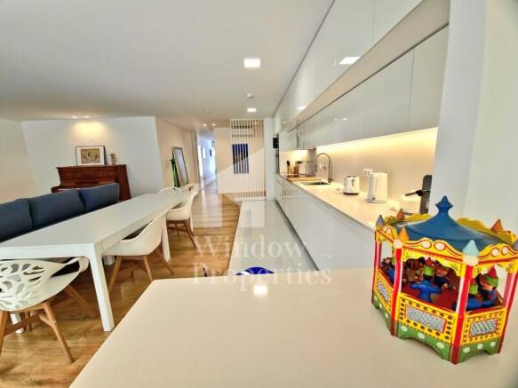 Wonderful 4 bedroom flat in the Marina of Olhão, garage in box, sea and garden view