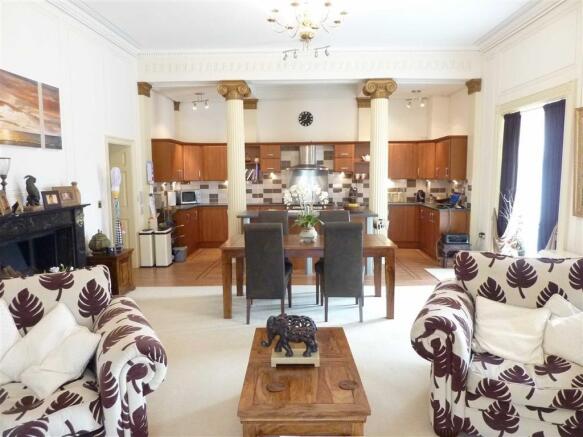 KITCHEN/DINING ROOM