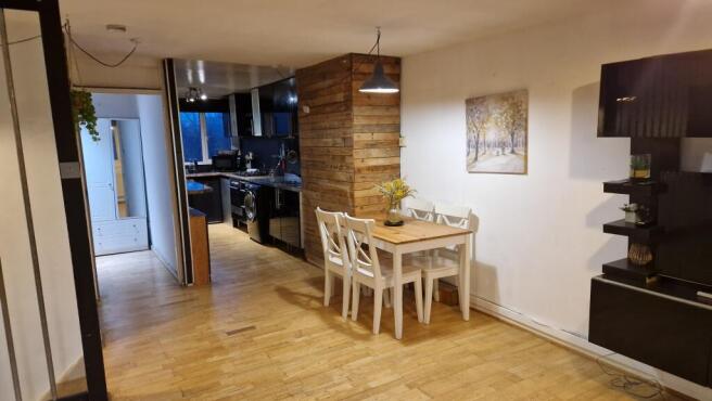 3 bed Apartment to rent Image 10