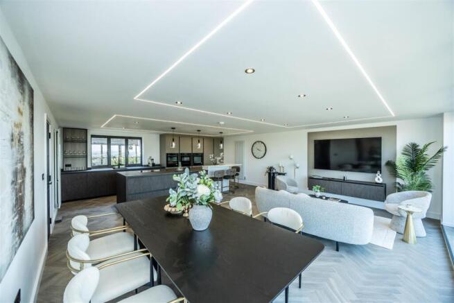 4 bed Detached for sale Image 6