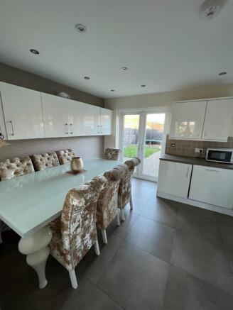 KITCHEN/DINING ROOM