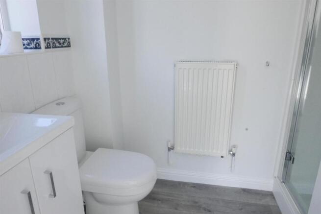 EN-SUITE SHOWER ROOM
