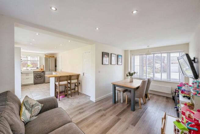 4 bed Detached for sale Image 5