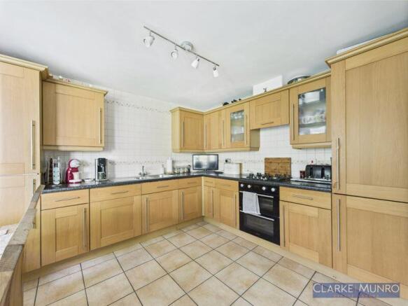 5 bed Detached for sale Image 4