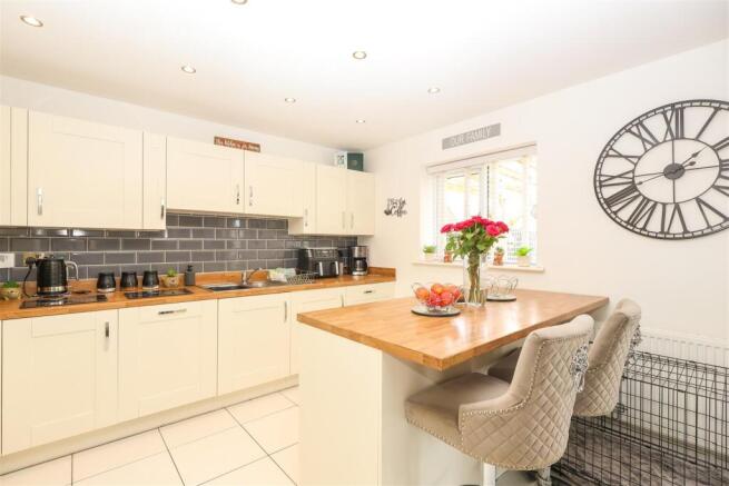 4 bed Detached for sale Image 11