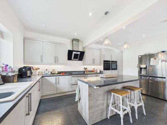 4 bed Detached for sale Image 9