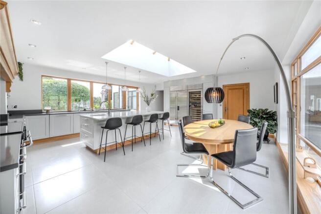 6 bed Detached for sale Image 7
