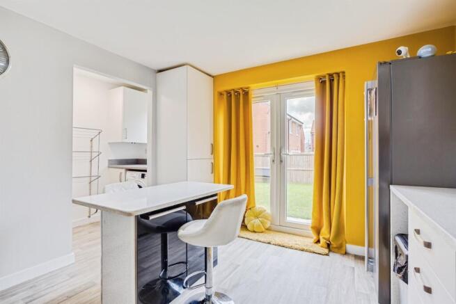 3 bed Semi-Detached for sale Image 6