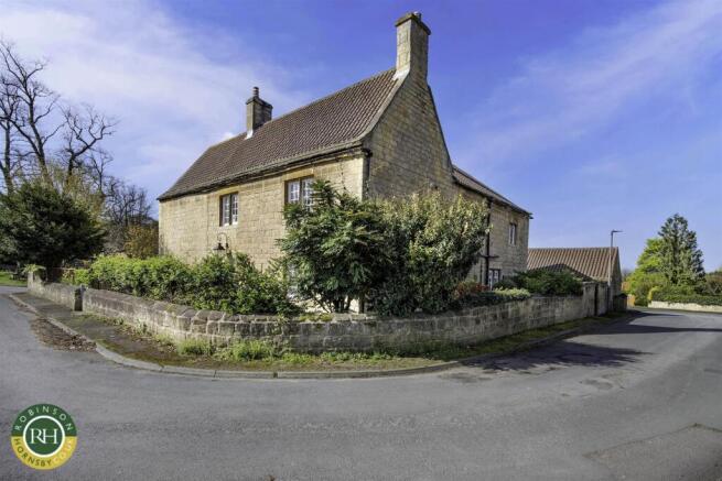 5 bed Detached for sale Image 9