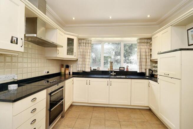 4 bed Detached for sale Image 11