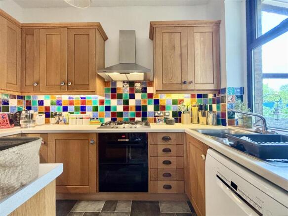 6 bed Semi-Detached for sale Image 6