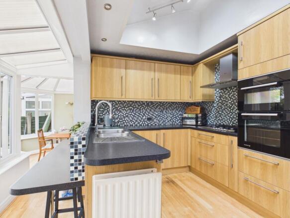 Curzon Drive - EweMove - Kitchen