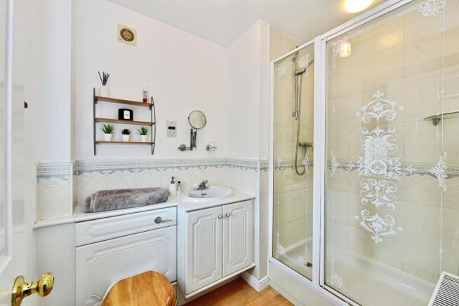 4 bed Detached for sale Image 11
