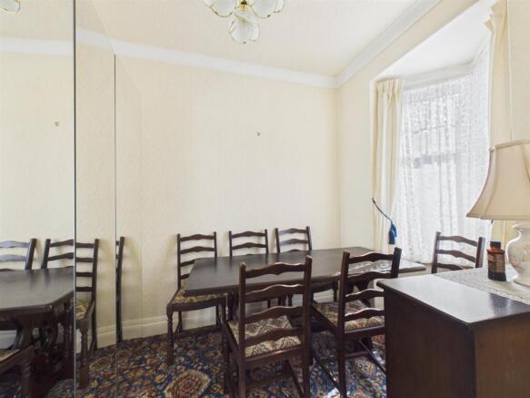 Dining room: