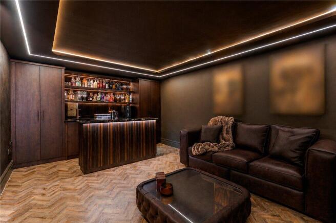 5 bed Detached for sale Image 7