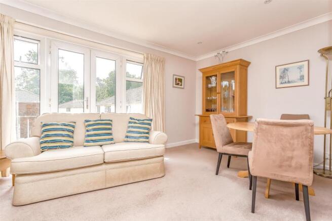flat-courtlands-crescent-banstead-1015.jpg