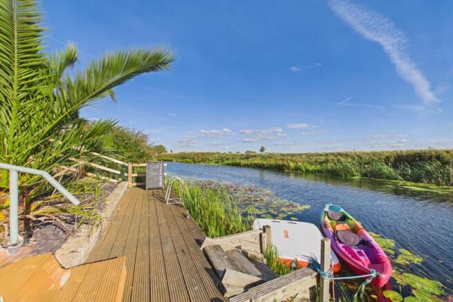 EweMove - Spalding - Station Rd - Waterfront Decki