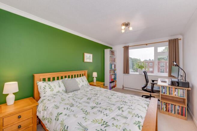 3 bed Flat for sale Image 11