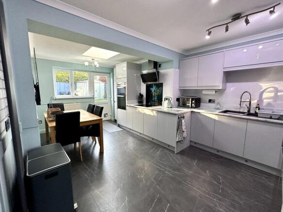 Exbury Close, Pendeford, Wolverhampton, WV9 photo 4