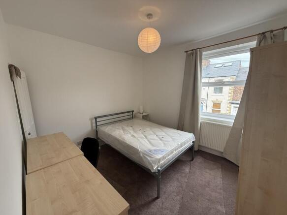 2 bed Terraced to rent Image 5